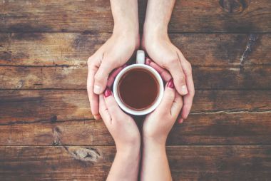 Kadın ve erkek elinde çay bardak. Seçici odak.