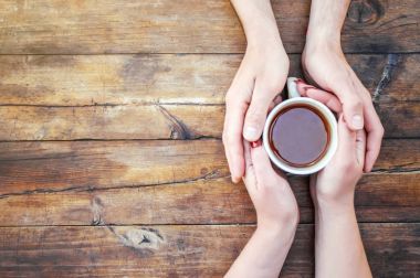 Kadın ve erkek elinde çay bardak. Seçici odak.