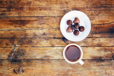 Kadın ve erkek elinde çay bardak. Seçici odak.
