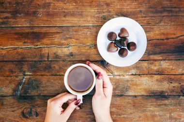 Kadın ve erkek elinde çay bardak. Seçici odak.