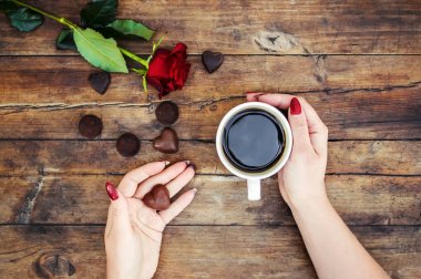 Kadın ve erkeklerin elinde kahve olan bardaklar. Seçici odak.