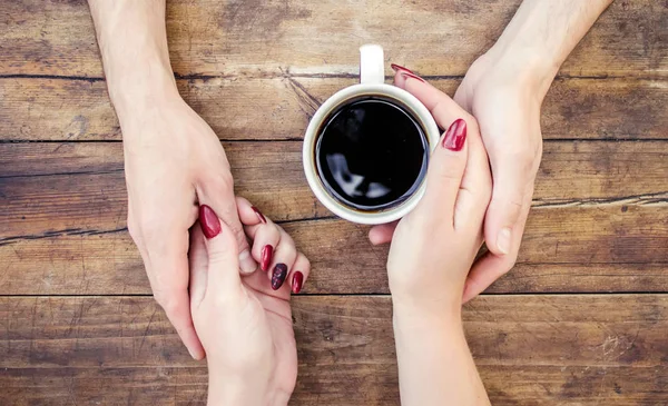 Copos Com Café Nas Mãos Homens Mulheres Foco Seletivo — Fotografia de Stock