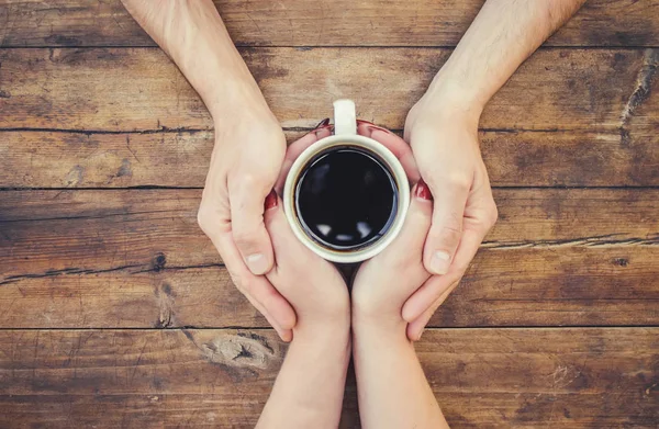 Ceai Cafea Mâinile Bărbaților Femeilor Focalizare Selectivă — Fotografie, imagine de stoc