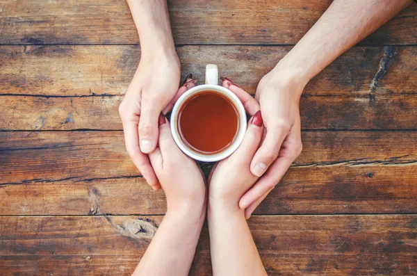 Tazas Manos Hombres Mujeres Enfoque Selectivo — Foto de Stock