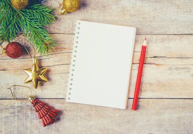 Noel arka plan üzerinde Not Defteri. Seçici odaklama.