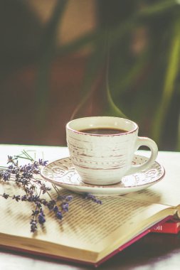 Bir fincan kahve ve bir kitap. Boş zaman. Seçici odak.