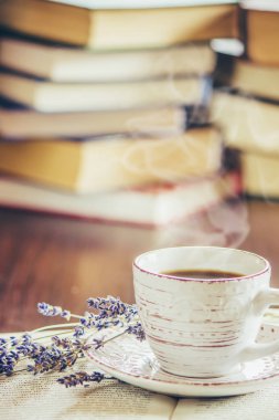 Bir fincan kahve ve bir kitap. Boş zaman. Seçici odak.
