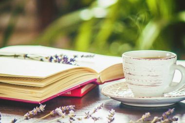 Bir fincan kahve ve bir kitap. Boş zaman. Seçici odak.