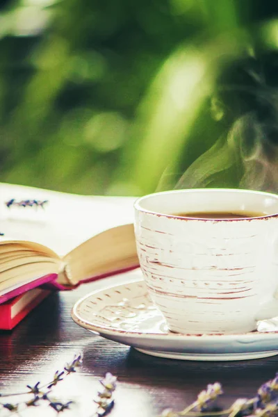 Ένα Φλιτζάνι Καφέ Και Ένα Βιβλίο Αναψυχής Επιλεκτική Εστίαση — Φωτογραφία Αρχείου