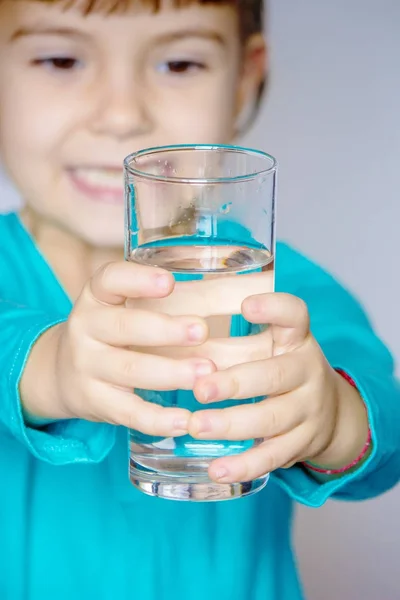 Een Kind Het Bezit Van Een Glas Water Selectieve Aandacht — Stockfoto