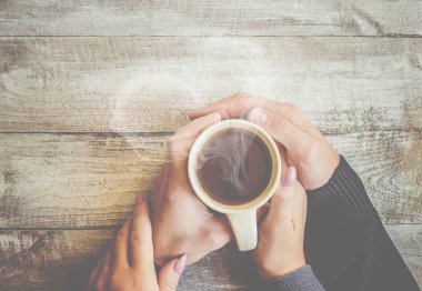 Kadın ve erkek elinde çay bardak. Seçici odak.