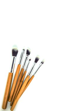 Beyaz bir arka plan üzerinde farklı boyutlarda kozmetik için fırçalar. İzole et. Seçici odak.