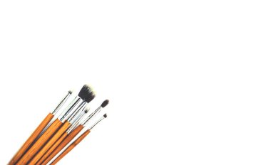 Beyaz bir arka plan üzerinde farklı boyutlarda kozmetik için fırçalar. İzole et. Seçici odak.