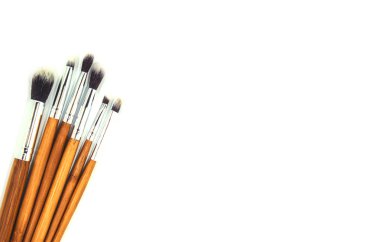 Beyaz bir arka plan üzerinde farklı boyutlarda kozmetik için fırçalar. İzole et. Seçici odak.