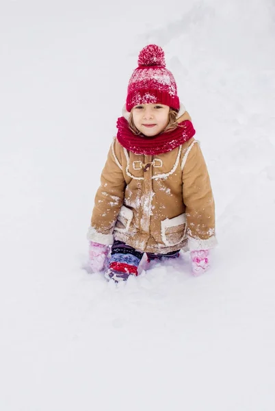 冬天的孩子在雪地里 做一个雪人 选择性焦点 — 图库照片