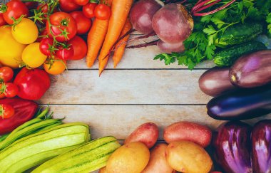 Ahşap arka plan üzerinde sebze. Seçici odak. 