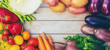 Ahşap arka plan üzerinde sebze. Seçici odak. 