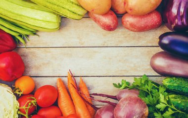 Ahşap arka plan üzerinde sebze. Seçici odak. 