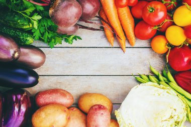 Ahşap arka plan üzerinde sebze. Seçici odak. 