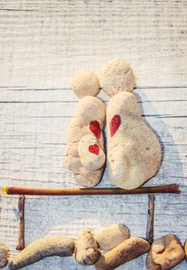 Taş boyama aşık kendi elleriyle, yaratıcılık. Seçici odak.