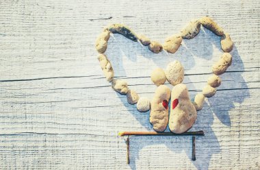 Taş boyama aşık kendi elleriyle, yaratıcılık. Seçici odak.