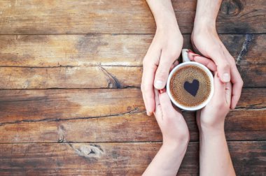 Kadın ve erkeklerin elinde kahve olan bardaklar. Seçici odak.