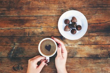 Bir fincan kahve bir kadın elinde. Seçici odak.