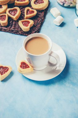 Kahve süt ve kurabiye kalp şeklinde. Seçici odak.