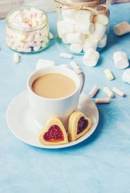 Kahve süt ve kurabiye kalp şeklinde. Seçici odak.