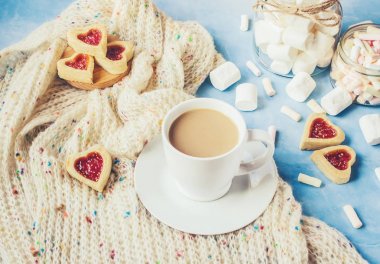 Kahve süt ve kurabiye kalp şeklinde. Seçici odak.