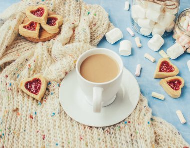 Kahve süt ve kurabiye kalp şeklinde. Seçici odak.