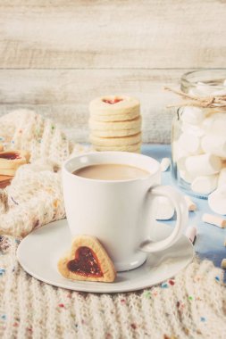 Kahve süt ve kurabiye kalp şeklinde. Seçici odak.