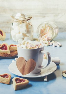 Kahve süt ve kurabiye kalp şeklinde. Seçici odak.