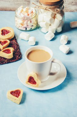 Kahve süt ve kurabiye kalp şeklinde. Seçici odak.