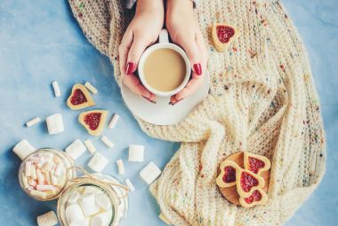 Bir kadın elinde sütlü kahve. Seçici odak.