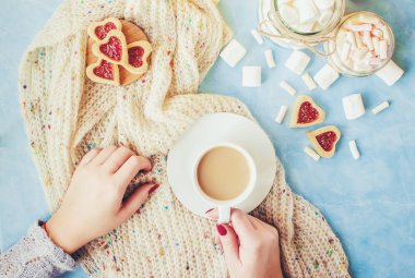 Bir kadın elinde sütlü kahve. Seçici odak.