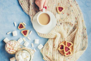 Bir kadın elinde sütlü kahve. Seçici odak.