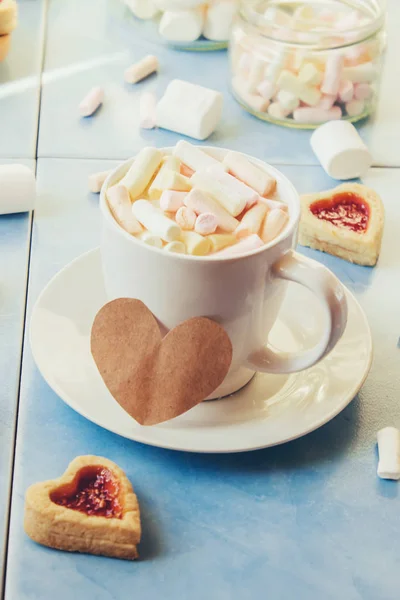 Kaffee Mit Milch Und Keksen Herzform Selektiver Fokus — Stockfoto