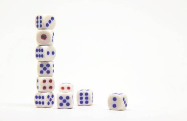 izole beyaz arka plan üzerinde zar. seçici odak.