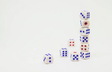 izole beyaz arka plan üzerinde zar. seçici odak.