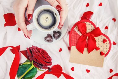 Kahve için sevilen bir yatakta. Seçici odak. 