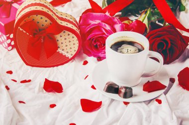 Kahve için sevilen bir yatakta. Seçici odak. 