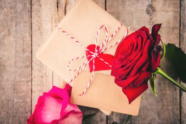 Bir hediye ve çiçek. Seçici odak. 