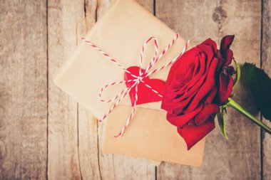 Bir hediye ve çiçek. Seçici odak. 