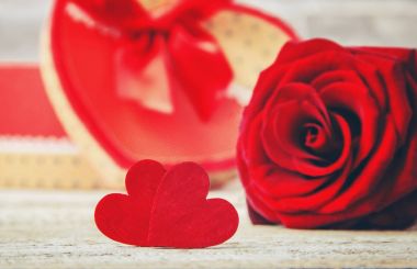 Bir hediye ve çiçek. Seçici odak. 