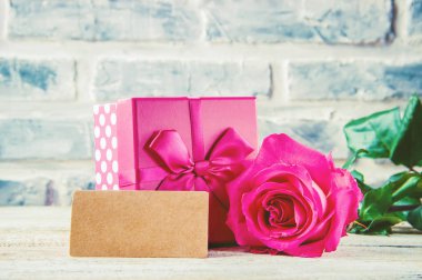 Bir hediye ve çiçek. Seçici odak. 