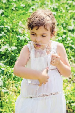 Çocuk bardak su. seçici odak.