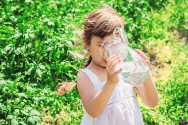 Çocuk bardak su. seçici odak.