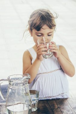 Çocuk bardak su. seçici odak.