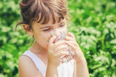 Çocuk bardak su. seçici odak.